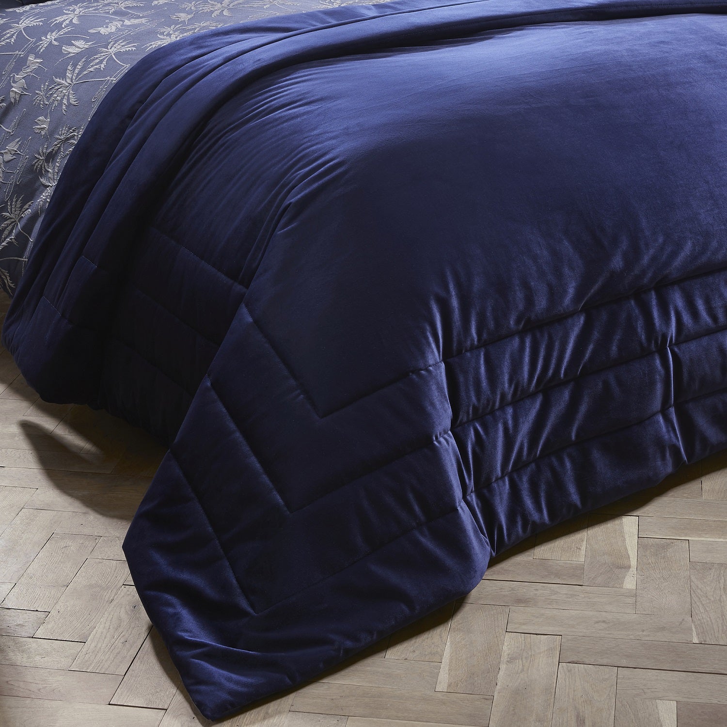 Luxury Soft Velvet Quilted Bedspread 150x220cm - Chic Navy
