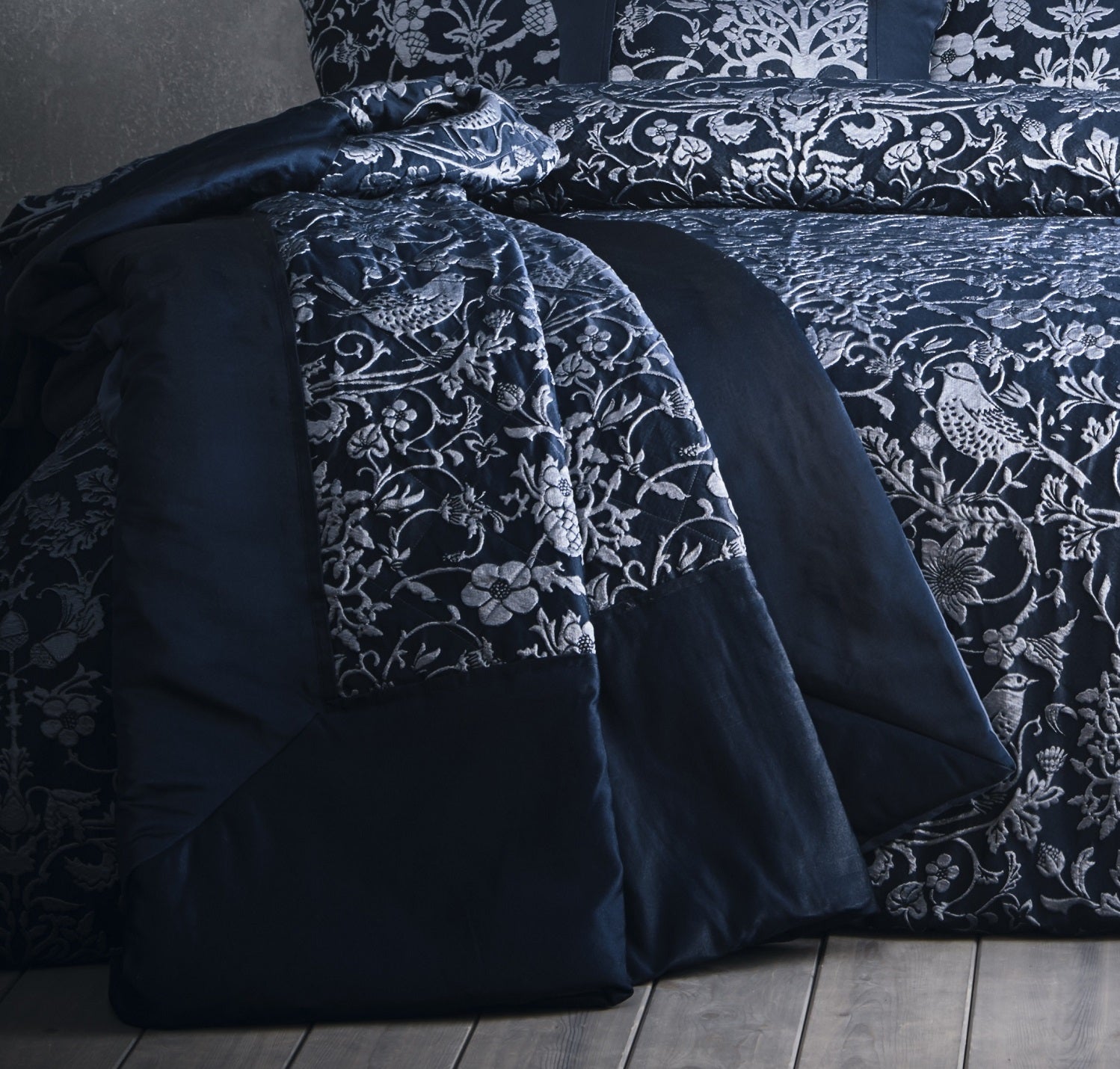 Luxury Jacquard Oak Quilted Bedspread + Pillowshams - Navy Blue
